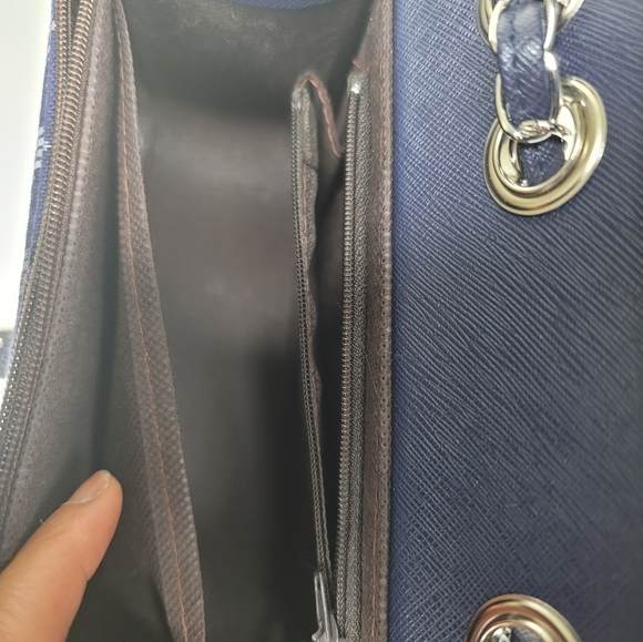 Cross body and shoulders bag. - Picture 5 of 12